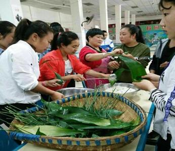 “我们的节日・我们的青春・我们一起过端午”   ――我校组织留校学生共同纪念端午佳节