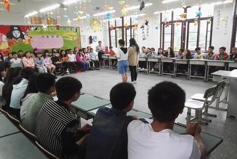 校团委组织开展“编织梦想,与青春同行”主题示范团课