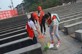 我校团委组织开展“美丽雅安•美丽家园”卫生大扫除活动