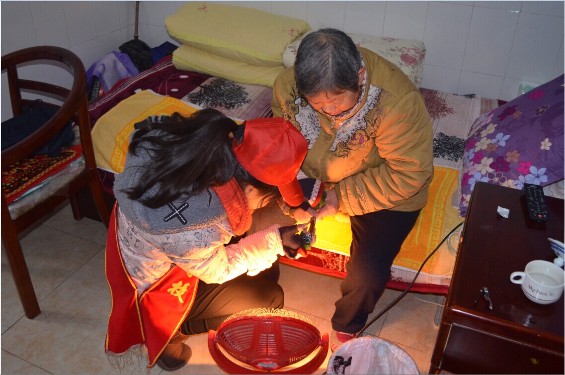 爱心献社会 真情暖人间――校团委开展敬老院慰问活动